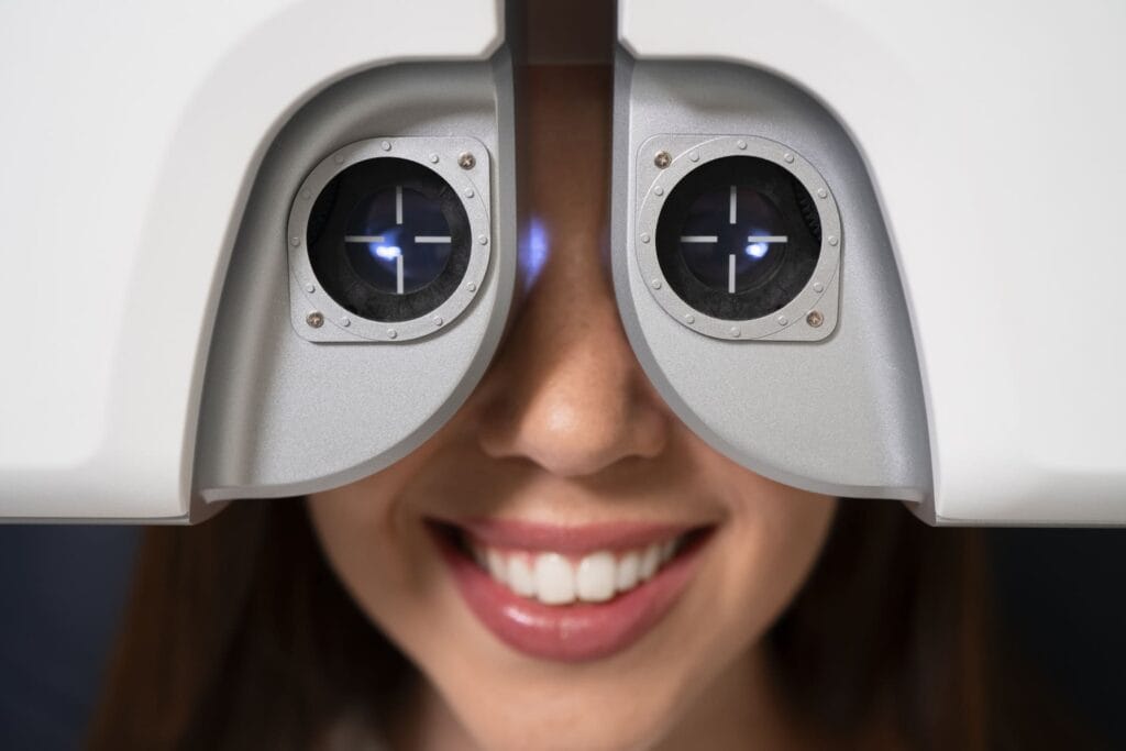 mulher-de-vista-frontal-examinando-os-olhos