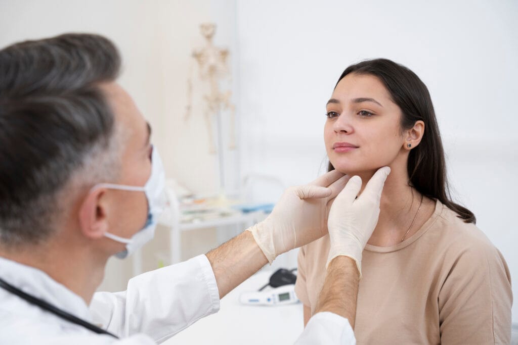 Consulta com otorrinolaringologista avaliando sintomas de gripe, tosse e rinite