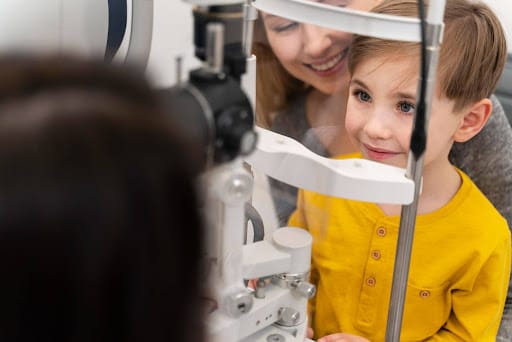 Quando fazer exame de vista pela primeira vez? Saiba a idade ideal para bebês, crianças e adultos, sinais de alerta e a importância da consulta oftalmológica.